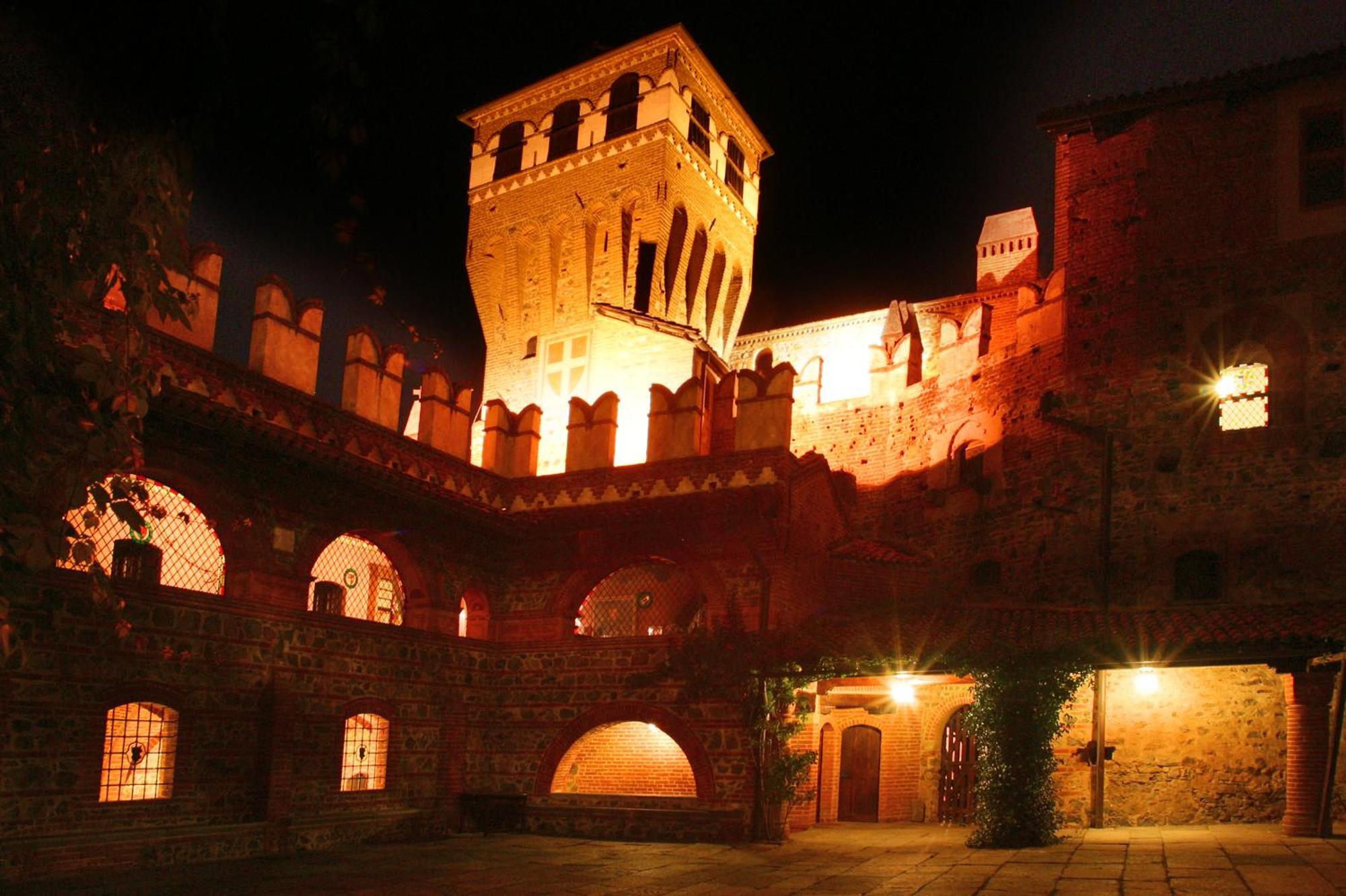 Castello Di Pavone Hotel Pavone Canavese Eksteriør billede
